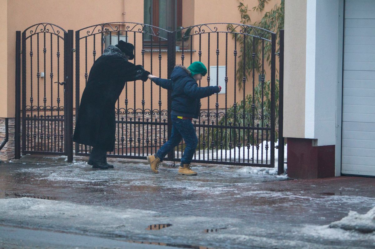 Nagykanizsa, 2017. február 1.
Gyalogosok az ónos esõtõl jeges járdán Nagykanizsán, a Rozgonyi utcában 2017. február 1-jén.
MTI Fotó: Varga György