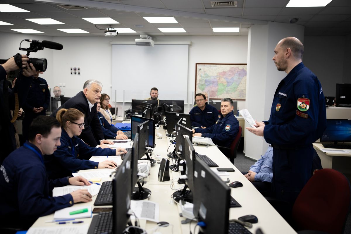 Budapest, 2026. január 7.
A Miniszterelnöki Kommunikációs Főosztály által közreadott képen Orbán Viktor miniszterelnök (b3) az Operatív Törzs ügyeleti központjában Budapesten 2026. január 7-én.
MTI/Miniszterelnöki Kommunikációs Főosztály/Fischer Zoltán