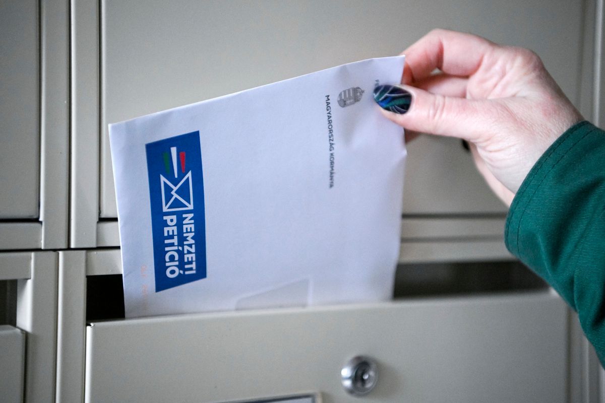 Budapest, 2026. január 29.
A Nemzeti Petíció kérdőíveit kézbesíti egy postás egy fővárosi társasházban 2026. január 29-én. A mintegy 7,6 millió küldemény kézbesítése országszerte nagyságrendileg öt hetet vesz igénybe, azaz március 4-ig mindenki megkapja a Nemzeti Petíciót. A kérdőíven az orosz-ukrán háború további finanszírozásáról, az ukrán állam működésének a következő 10 évben történő finanszírozásáról és a rezsiárak háború miatti emeléséről lehet véleményt nyilvánítani.
MTI/Purger Tamás