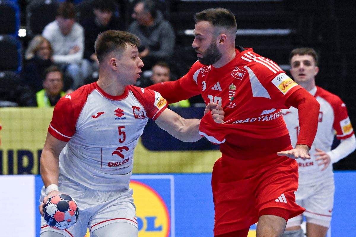 Kristianstad, 2026. január 16.
Szita Zoltán (b) és a lengyel Michal Olejniczak a dán-norvég-svéd közös rendezésű férfi kézilabda-Európa-bajnokság F csoportjának első fordulójában játszott Magyarország - Lengyelország mérkőzésen a svédországi Kristianstad Arénában 2026. január 16-án. Magyarország-Lengyelország 29-21.
MTI/Hegedüs Róbert