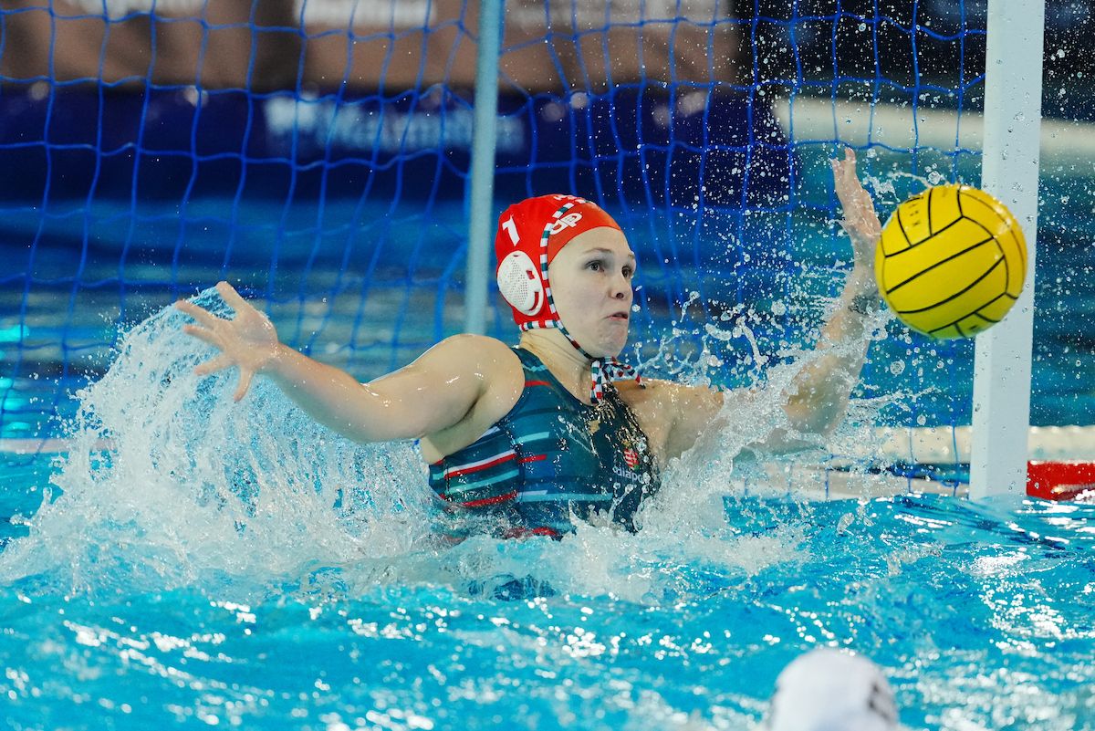 A magyar vízilabda-válogatott kapusa, Neszmély Boglárka jól védett a portugálok ellen