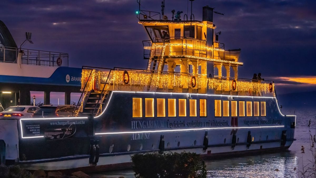 Sorok állnak a balatoni hajók pénztárainál