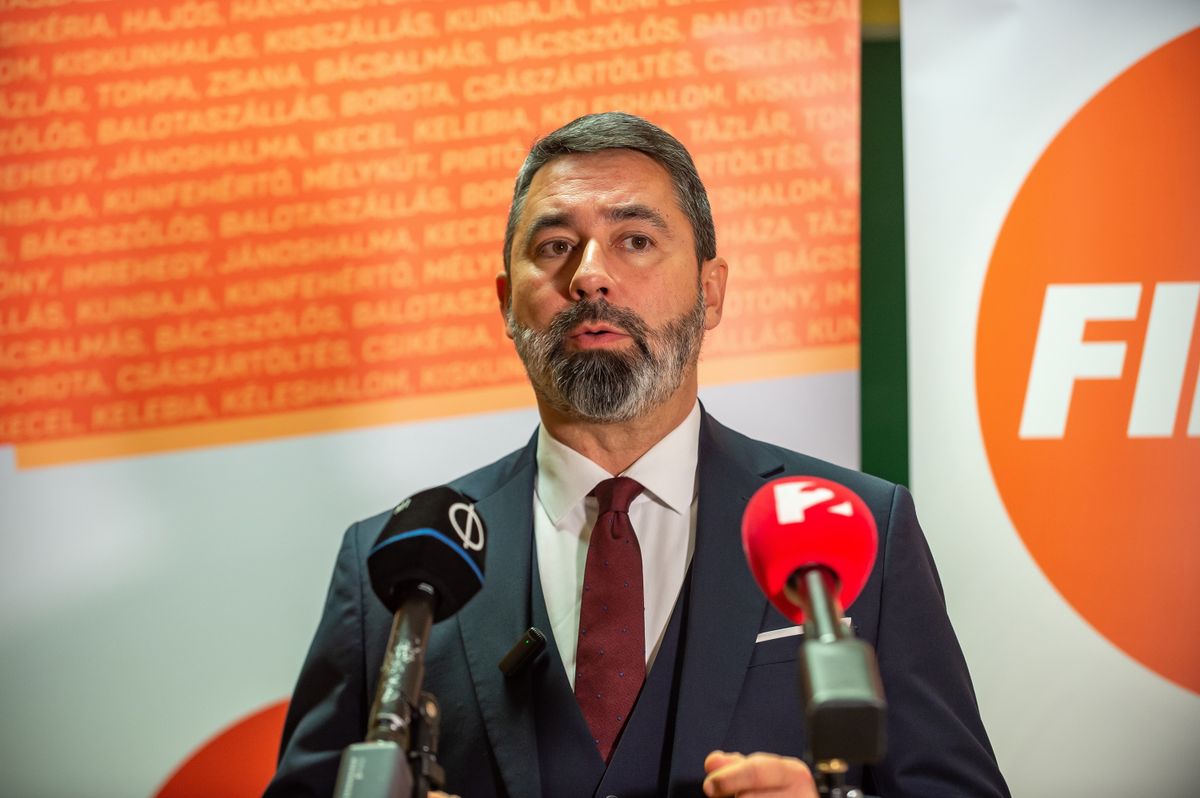 Jánoshalma, 2025. december 5.
Hidvéghi Balázs, a Miniszterelnöki Kabinetiroda parlamenti államtitkára a kormánypártok országjárásának fóruma előtt tartott sajtótájékoztatón a Déli ASzC Jánoshalmi Mezőgazdasági Technikumban 2025. december 5-én.
MTI/Kacsúr Tamás