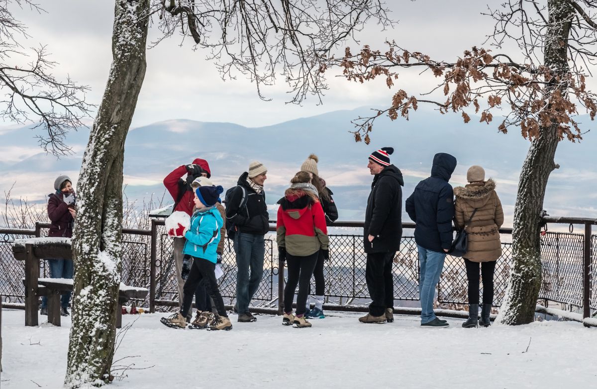 GDP turizmus, Dobogókő, 2018. december 31.Turisták gyönyörködnek a Dobogókő melletti Rezső kilátónál, a Dunakanyar panorámájában.MTVA/Bizományosi: Faludi Imre ***************************Kedves Felhasználó!Ez a fotó nem a Duna Médiaszolgáltató Zrt./MTI által készített és kiadott fényképfelvétel, így harmadik személy által támasztott bárminemű – különösen szerzői jogi, szomszédos jogi és személyiségi jogi – igényért a fotó készítője közvetlenül maga áll helyt, az MTVA felelőssége e körben kizárt.