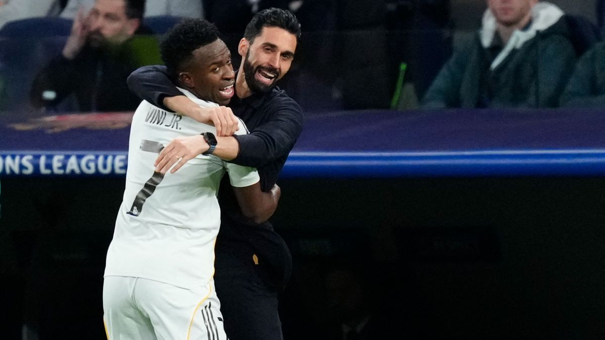 Vinícius és edzője Arbeola ölelkezett a Monaco elleni BL-meccsen.