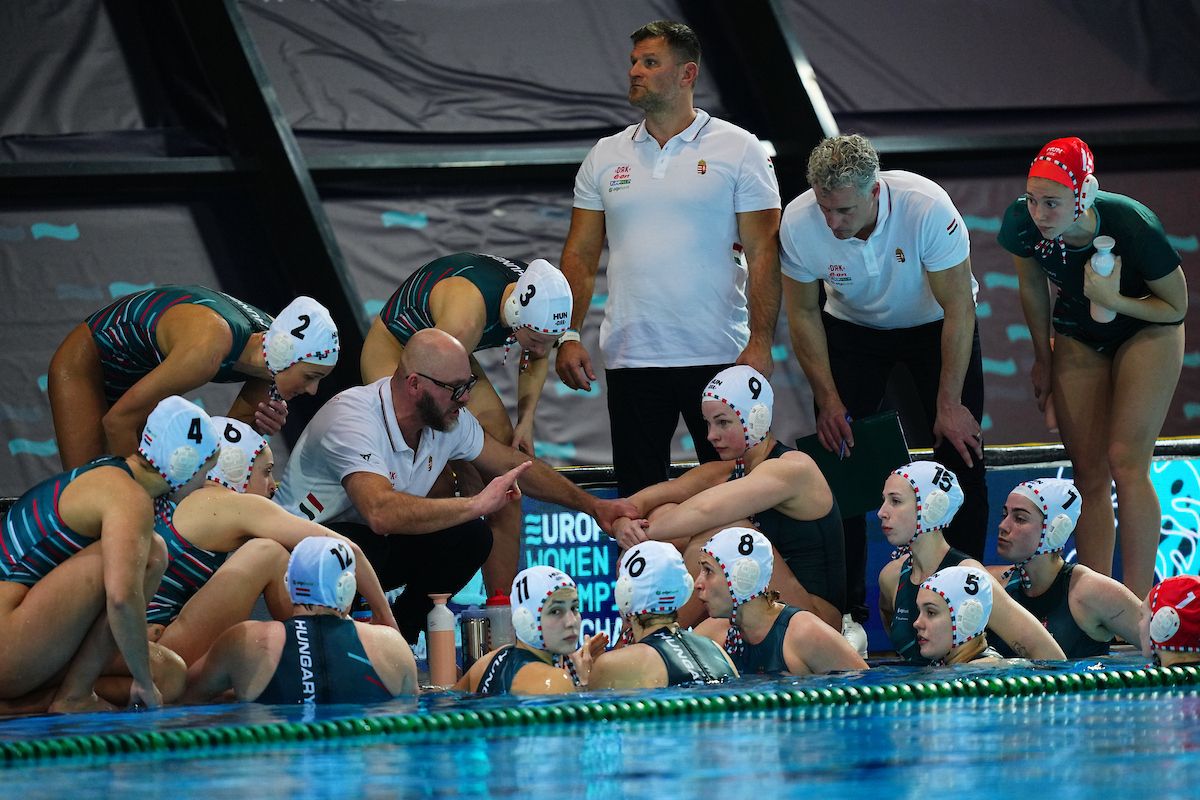 A látszat csal, nem egy üres sátorban bonyolítják le a női vízilabda Európa-bajnokságot. Az európai szövetség, az European Aquatics újításai nem váltak be