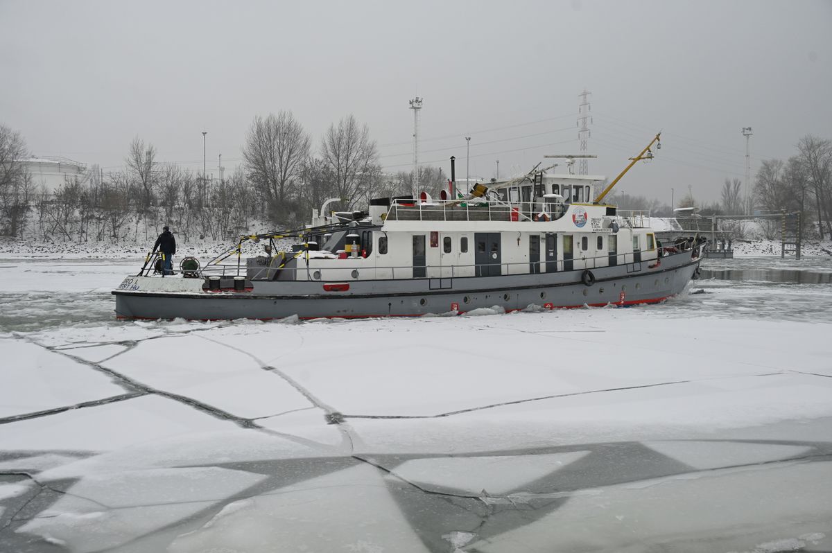 Budapest, 2026. január 16.
A Jégtörő I. hajó töri a jeget a Petróleum-öbölben, a budapesti szabadkikötő területén 2026. január 16-án.
MTI/Máthé Zoltán