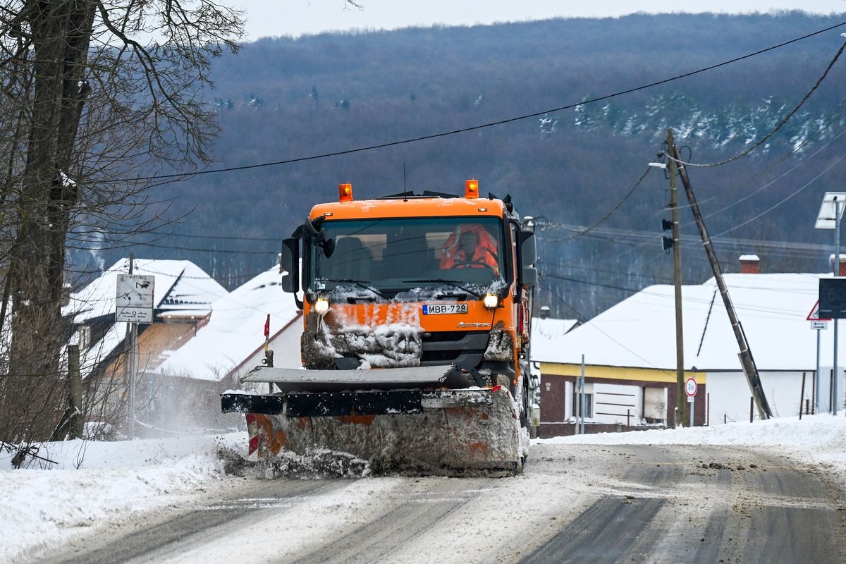 Zirc, 2026. január 7.
Hókotró dolgozik 82-es számú úton Zirc-Kardosrétnél 2026. január 7-én.
MTI/Máthé Zoltán