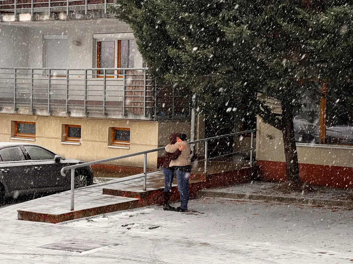 Dudás Miki szerettei a ház előtt találkoztak, zokogva ölelték meg egymást (Fotó: Bors)