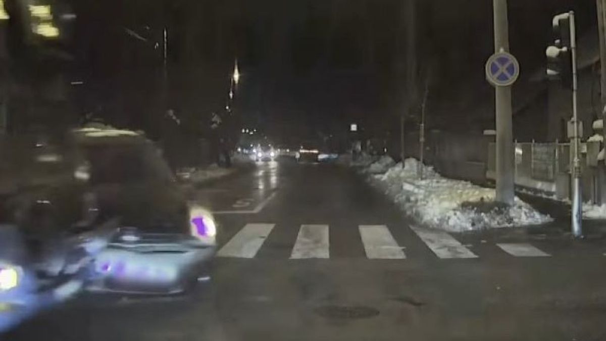 BKK-buszjárat tarolta le az autó elejét Csepelen + videó