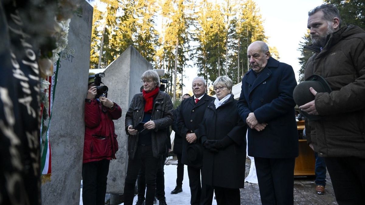Sulyok Tamás koszorút helyezett el a Tömegsír Emlékhelynél Mühldorfban 2026. január 18-án