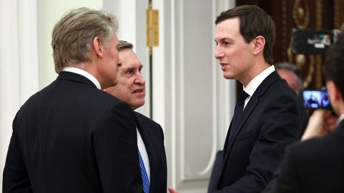 Dmitrij Peszkov, a Kreml szóvivője, Jurij Usakov, a Kreml külpolitikai tanácsadója és Jared Kushner, Donald Trump amerikai elnök veje