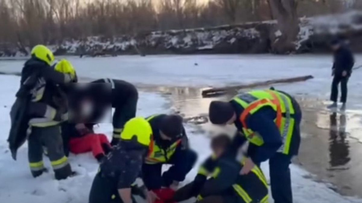Bátor édesapa mentett ki két lányt a jeges Ipolyból – videón a hőstett