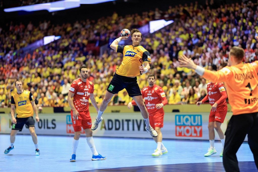 Sweden's Jonathan Carlsbogård shoots during the handball match of the European Handball Championship Group E between Sweden and Croatia at Malmö Arena, Malmö, Sweden, January 21, 2026.
Photo: Andreas Hillergren / TT / Code 10600 (Photo by ANDREAS HILLERGREN / TT News Agency via AFP)