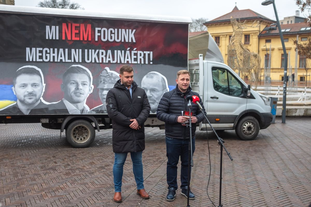 Szeged, 2026. január 28.
Mohácsy István, a Fidelitas elnöke (j), mellette Farkas Levente, a Fidesz országgyűlési képviselőjelöltje a Fidelitas Nem a mi háborúnk! címmel indított háborúellenes országjárásának első állomásán tartott sajtótájékoztatón Szegeden 2026. január 28-án.
MTI/Oláh Tamás