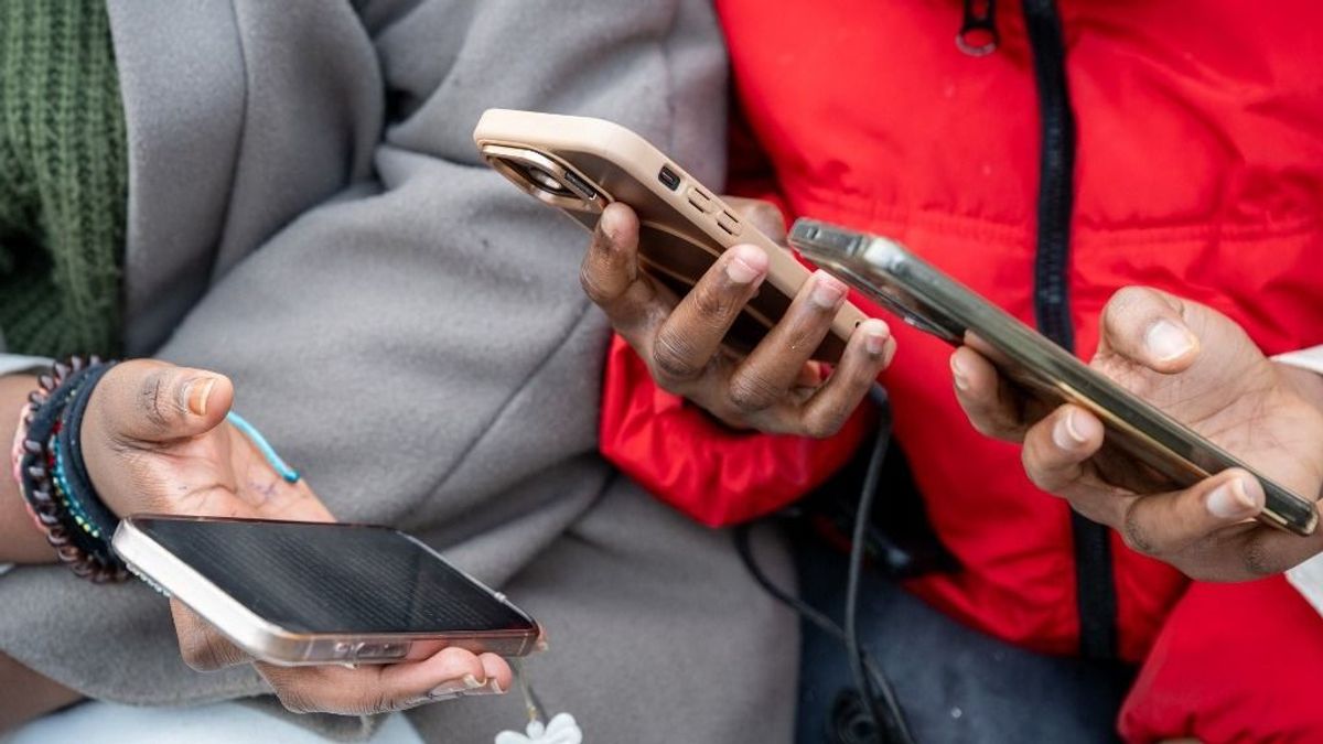 Teljes mobiltilalmat sürgetnek az iskolákban