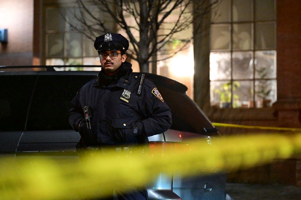 NYPD officers work the scene where 85-year-old Julia Boomer is fatally stabbed repeatedly inside 638 Throop Avenue within the confines of the 79th Precinct in Brooklyn, New York, United States, on January 13, 2026. On Tuesday evening at approximately 2157 hours, police respond to a 911 call of a female stabbed inside 638 Throop Avenue, within the confines of the 79th Precinct. Upon arrival, officers discover an 85-year-old female with multiple stab wounds throughout the body. EMS responds and transports the victim to NYC Health and Hospitals/Kings County in critical condition, where she later succumbs to her injuries. There are no arrests at this time, and the investigation remains ongoing. (Photo by Kyle Mazza/NurPhoto) (Photo by Kyle Mazza / NurPhoto via AFP)