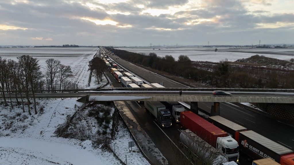 Ez a légi felvétel a Goretti hóvihar előtt, 2026. január 7-én készült: az A1-es autópályán, az észak-franciaországi Izel-les-Équerchin közelében dugóban álló kamionok láthatók rajta (Fotó: PIERRE BEAUVILLAIN / AFP)