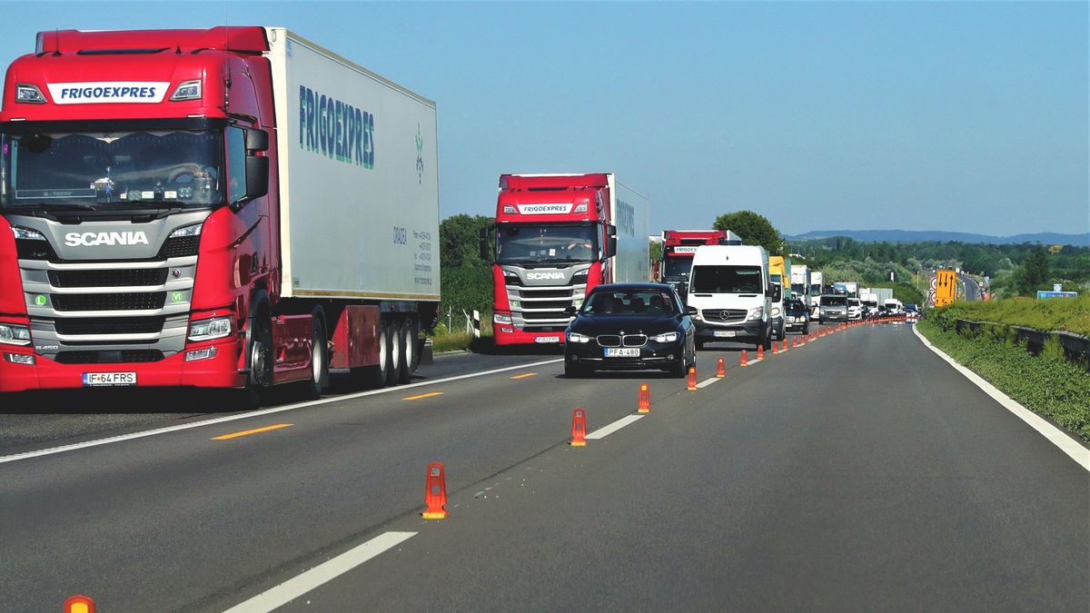 Több kilométeres dugó van az M1-esen