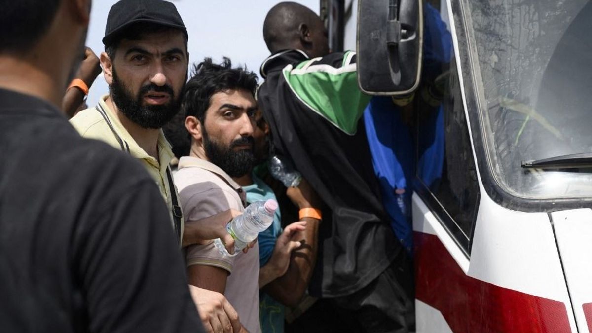 Brit bevándorlásellenes aktivistákat tartóztattak le Franciaországban