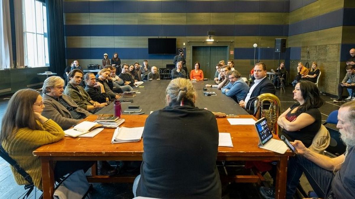 Marxtőkéje a színpadon: nem történelemóra, hanem szembesítés