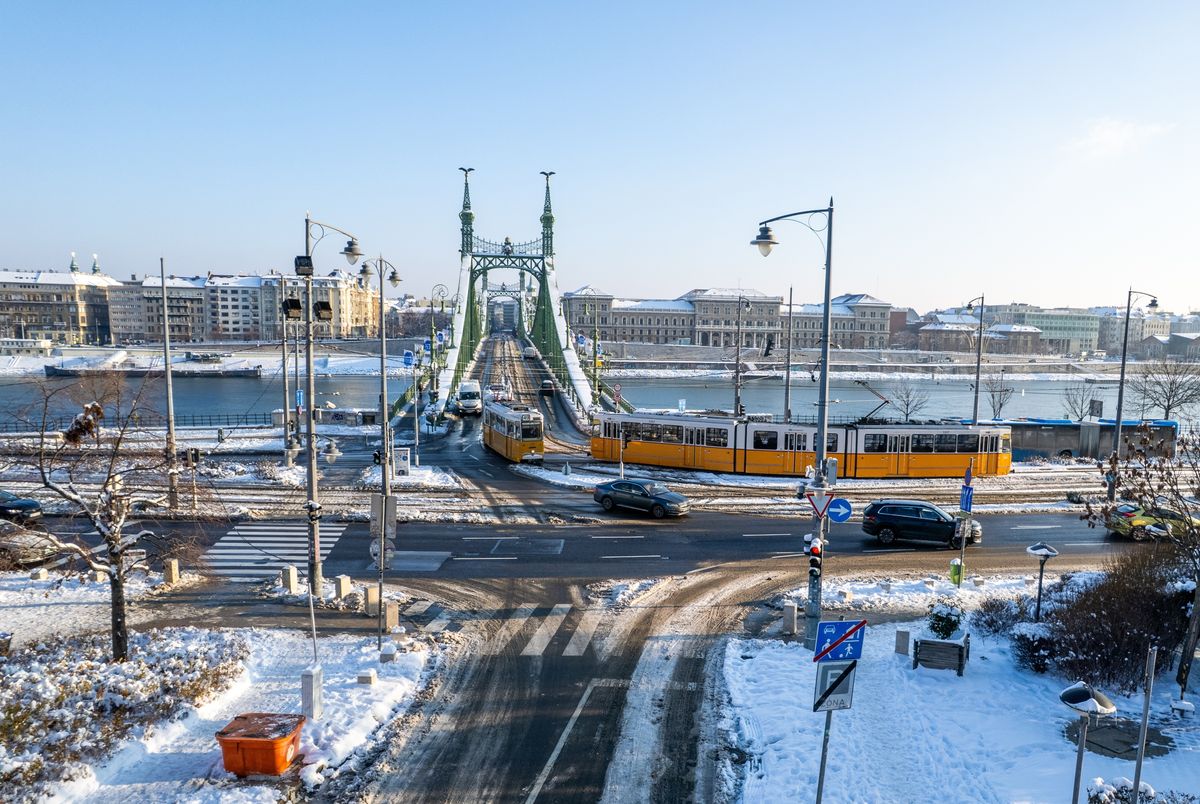 Budapest, 2026. január 8.
A drónnal készült felvételen a villamosok és autók a Szent Gellért téren a behavazott Budapesten 2026. január 8-án. Középen a Szabadság híd látható.
MTI/Máthé Zoltán