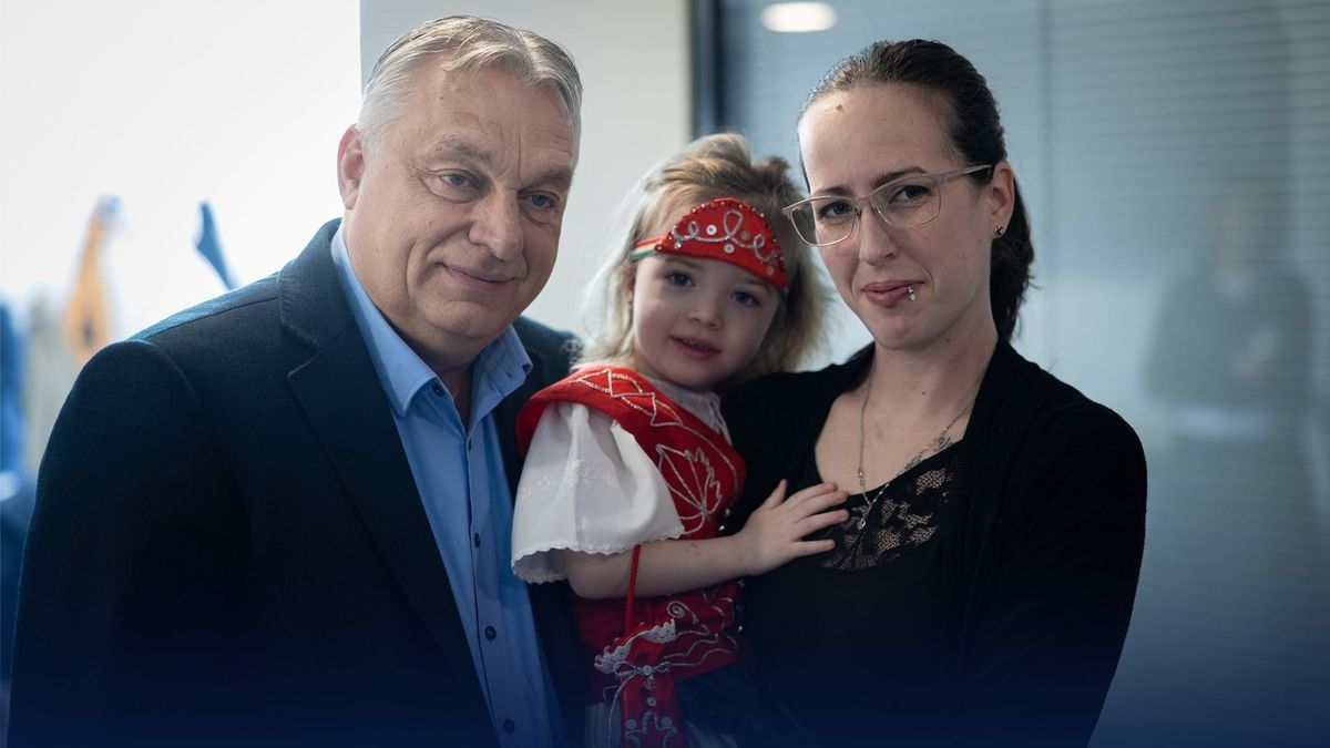 Különleges ajándékot kapott Orbán Viktor + videó