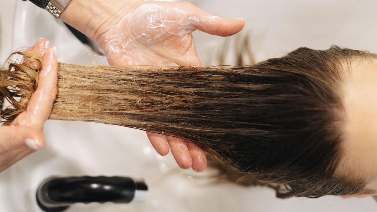 Csomókban hullik, foltokban kikopik – mikor kell aggódnunk a hajhullás miatt?