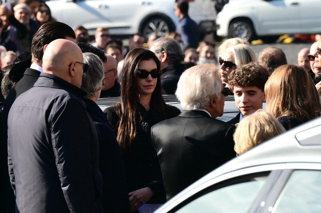 US actress Anne Hathaway (C) leaves the funeral ceremony for the late Italian fashion designer Valentino Gavarani at the Basilic of Santa Maria degli Angeli e dei Martiri, in Rome on January 23, 2026. (Photo by Stefano RELLANDINI / AFP)