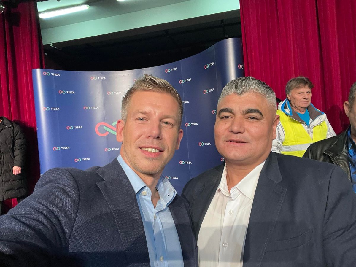 A korábban a Momentumnál próbálkozó Csík Miklós is Magyar Péterrel pózolt korábban (Forrás: facebook/zsadanyi.miki)
