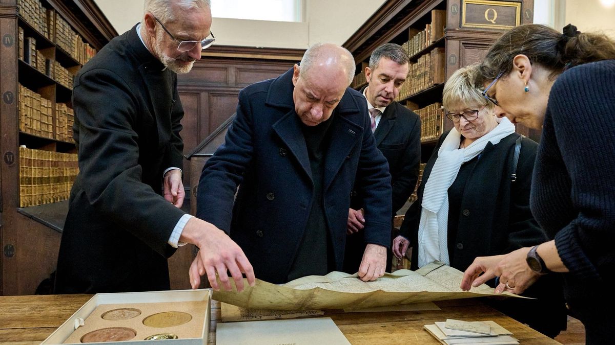 Sulyok Tamás a Magna Charta hiteles másolatát is megtekintette