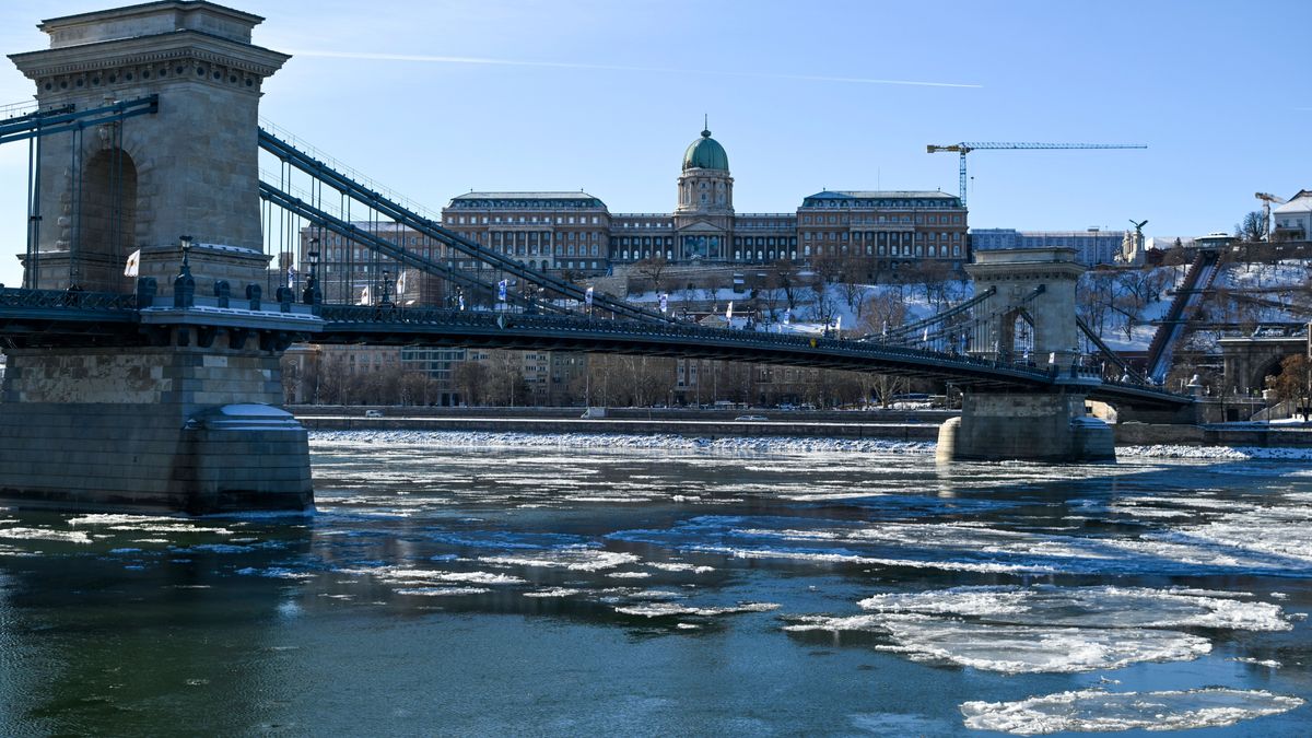 Jeges a Duna: teljes tilalom lépett életbe a kishajók, vízi sporteszközök és csónakok számára