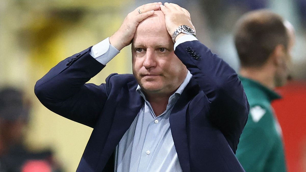 A Varga Barnabást foglalkoztató AEK Athén edzője, Marko Nikolics kirúgta a csütörtök estét Novak Djokovics társaságában töltő Alekszandar Rogicsot a stábjából