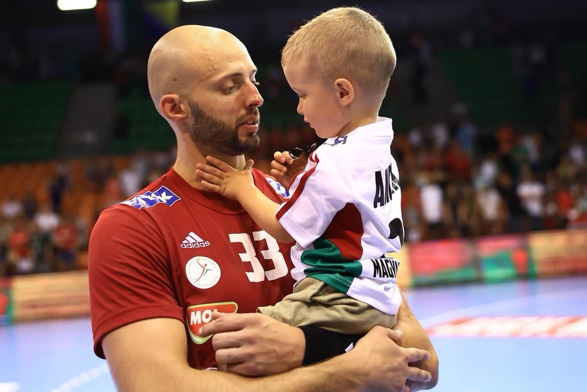 Ancsin Gábpr a fiát altatta a magyar meccsek első perceiben, ott még csak lesve figyelte az eseményeket, de később a karfát szorítva szurkolt