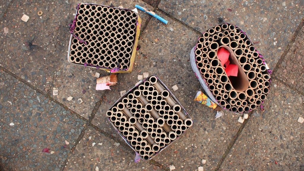 Szilveszter este egy nagyobb csoport a francia rendőrökre lőtt tűzijátékokkal.