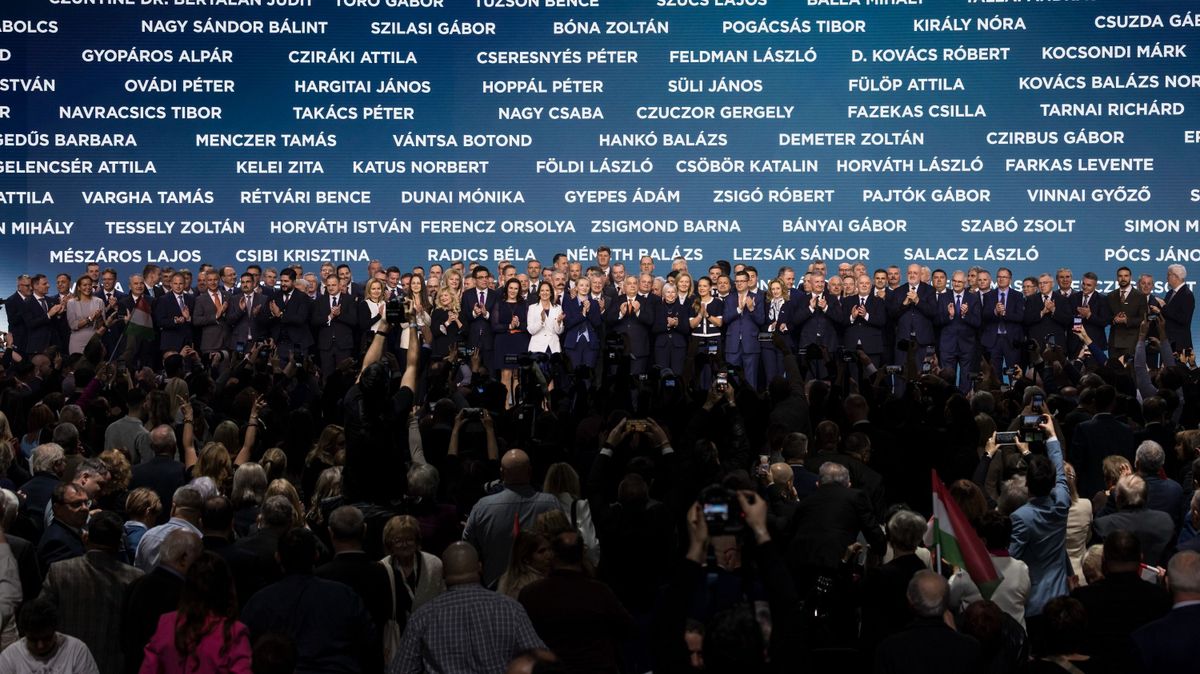 Orbán Viktor miniszterelnök, a Fidesz elnöke (k) és a képviselőjelöltek a Fidesz kongresszusán a budapesti Hungexpón 2026. január 10-én
MTI/Miniszterelnöki Kommunikációs Főosztály/Kaiser Ákos