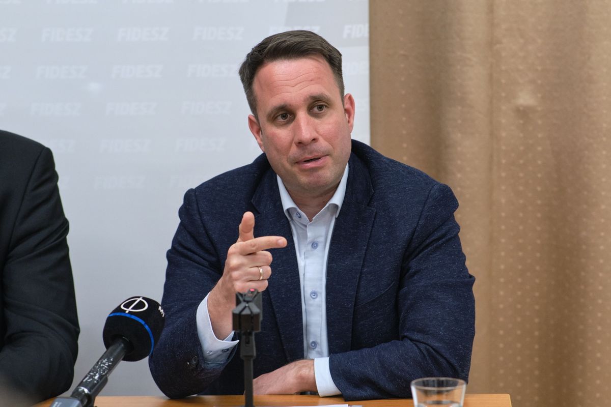 Szeged, 2025. április 16.
Dömötör Csaba, a Fidesz európai parlamenti (EP-) képviselője (j) a Fidesz és a KDNP országjárása keretében tartott lakossági fórum előtti sajtótájékoztatón Szegeden, a Gál Ferenc Egyetemen 2025. április 16-án.
MTI/Oláh Tamás