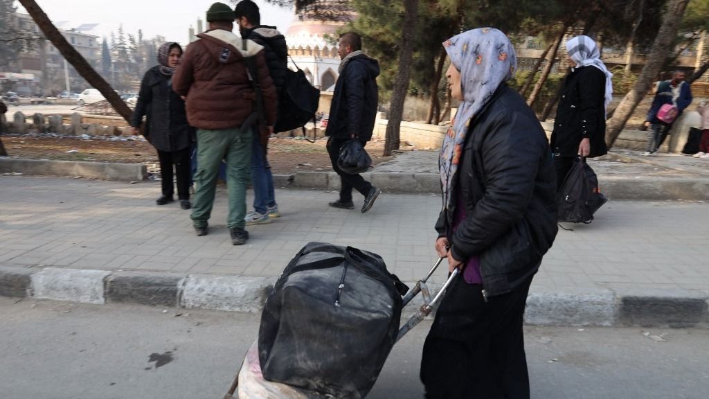 A szíriai lakosság óvóhelyekre menekül.