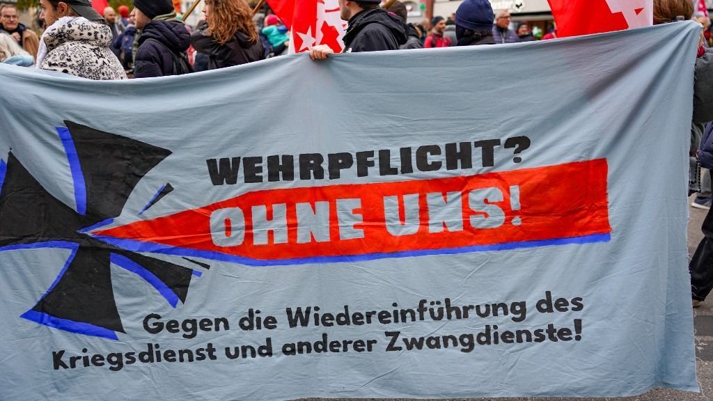 A katonai szolgálat visszatérése példátlan felháborodást váltott ki a fiatalok körében