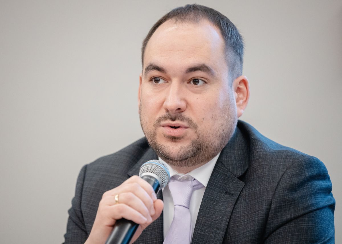 Budapest, 2025. december 16.
Hegyi Zsolt, a MÁV-csoport vezérigazgatója a Keleti pályaudvaron tartott sajtótájékoztatón 2025. december 16-án. A MÁV-csoport csatlakozott az Apponyi Franciska Programhoz, ezzel a cégcsoport vállalni tudja a kiszámítható életpálya esélyét és a versenyképes munkabért, valamint folyamatos információnyújtást is a nyitott munkakörörökkel kapcsolatban.
MTI/Hatházi Tamás