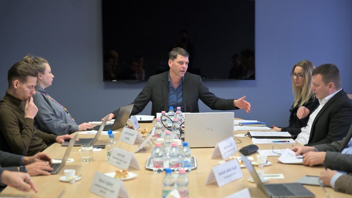 Brüsszel végrehajtót keres a megszorításokhoz, a Tisza Párt pedig jelentkezett a feladatra - célpontban a rezsicsökkentés