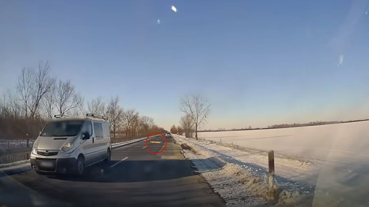 Vérfagyasztó jelenet a 46-os úton: lezuhant egy létra a furgon tetejéről + videó