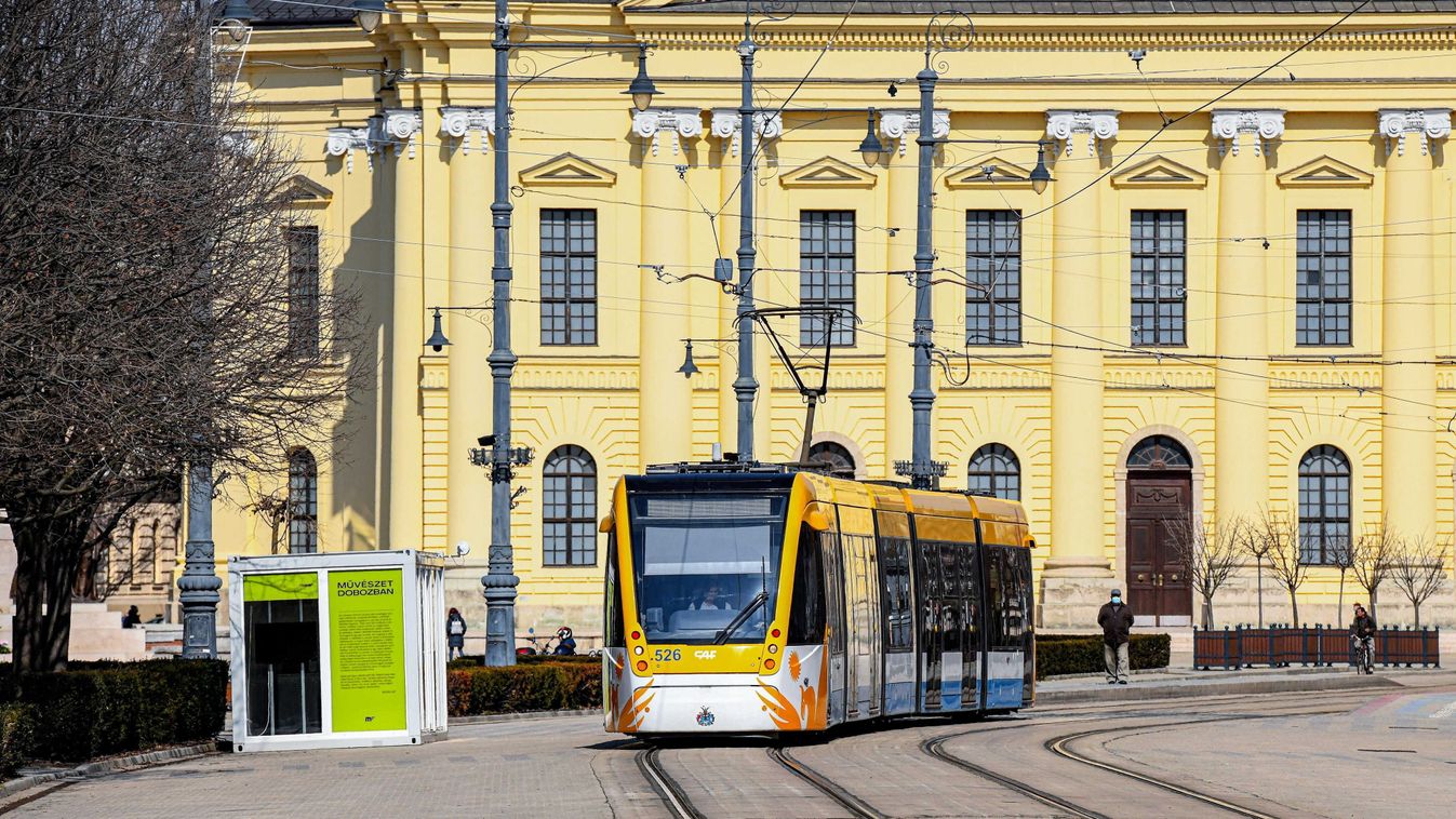Rezzenéstelen arccal kérte a jegyeket és bérleteket a 18 éves fiatalember, aztán találkozott egy profival + videó