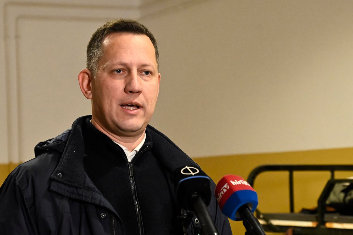 Budapest, 2026. január 8.
Fülöp Attila, a Belügyiminisztérium gondoskodáspolitikáét felelős államtitkára a Pro Domo Éjjeli Menedékhelyen rendezett ételosztáson Budapesten 2026. január 8-án. A kormány még 2024-ben bevezetett egy olyan programot, amelynek keretében a hajléktalanok napi egyszeri meleg ételt kaphatnak, 55 szervezet 98 helyen biztosítja az ételosztást.
MTI/Lakatos Péter