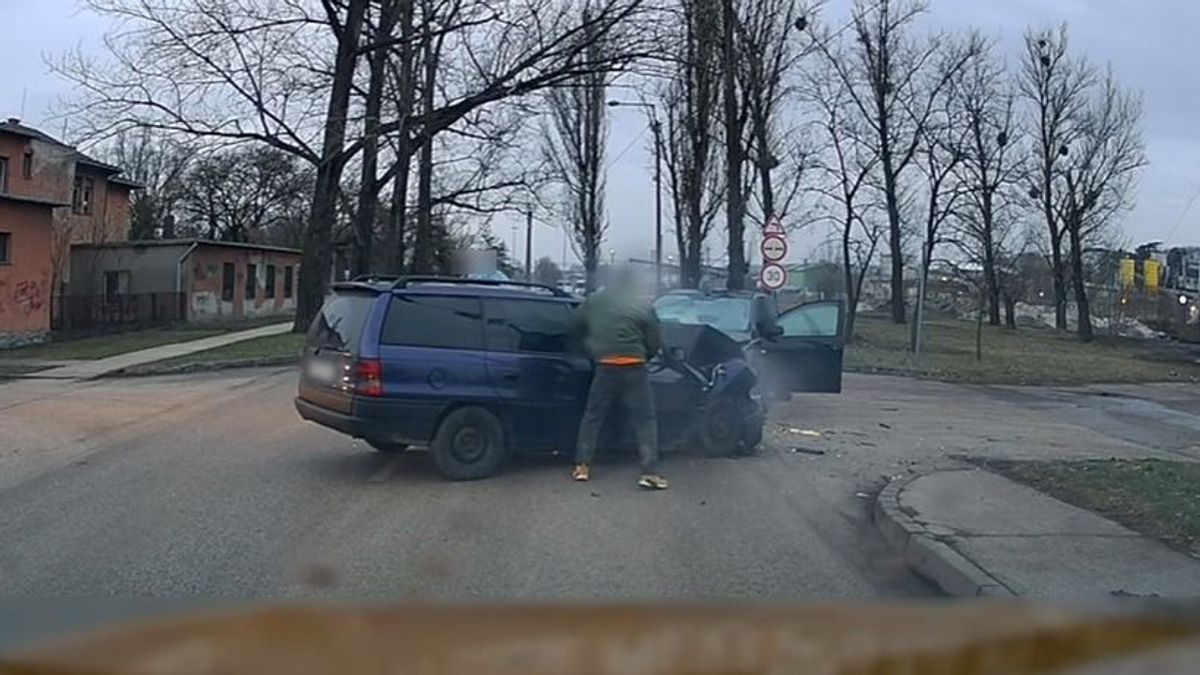 Megcsúszott a kanyarban a száguldó fordos, frontális ütközés lett a vége + videó