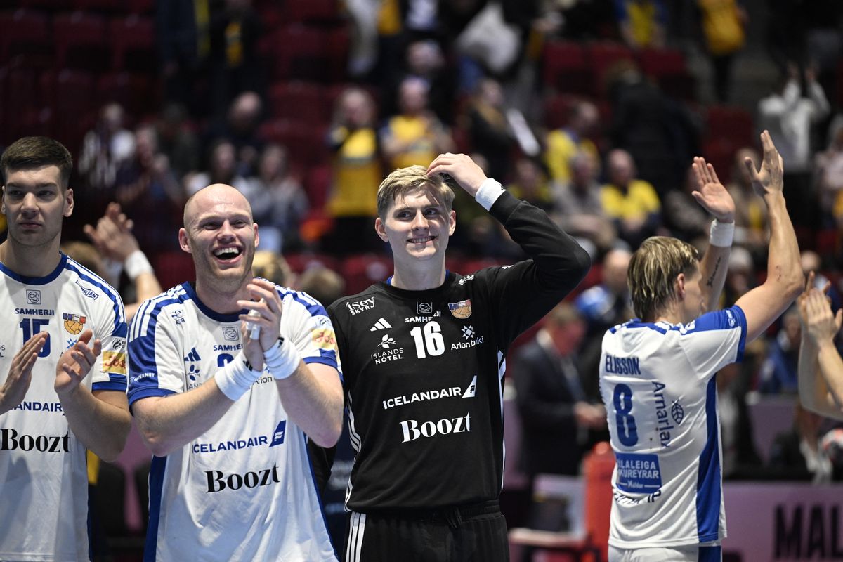 Hallgrimsson kapus és csapattársai ünnepelnek, Izland nagy győzelmet aratott Svédország ellen a kézilabda Eb-n 