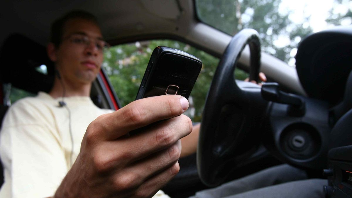 Újfajta szuperkamerák lesnek a vezetés közben telefonozókra