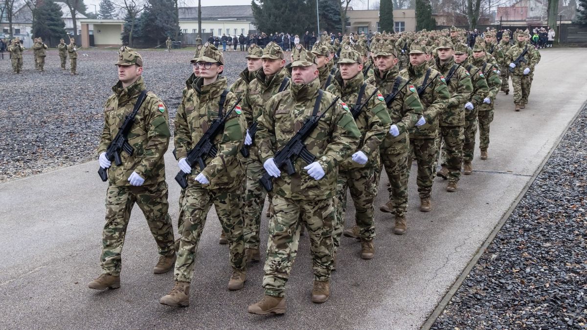 Szalay-Bobrovniczky Kristóf: Pénteken érkezik a hathavi fegyverpénz a katonáknak + videó