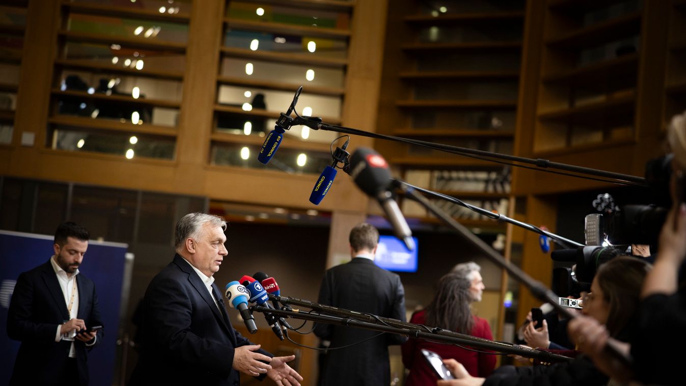 A Miniszterelnöki Kommunikációs Főosztály által közreadott képen Orbán Viktor miniszterelnök (b2) nyilatkozik a sajtó képviselőinek az uniós tagállamok csúcstalálkozója után Brüsszelben 2026. január 23-án hajnalban. Balról Máté János, a Miniszterelnöki Pr