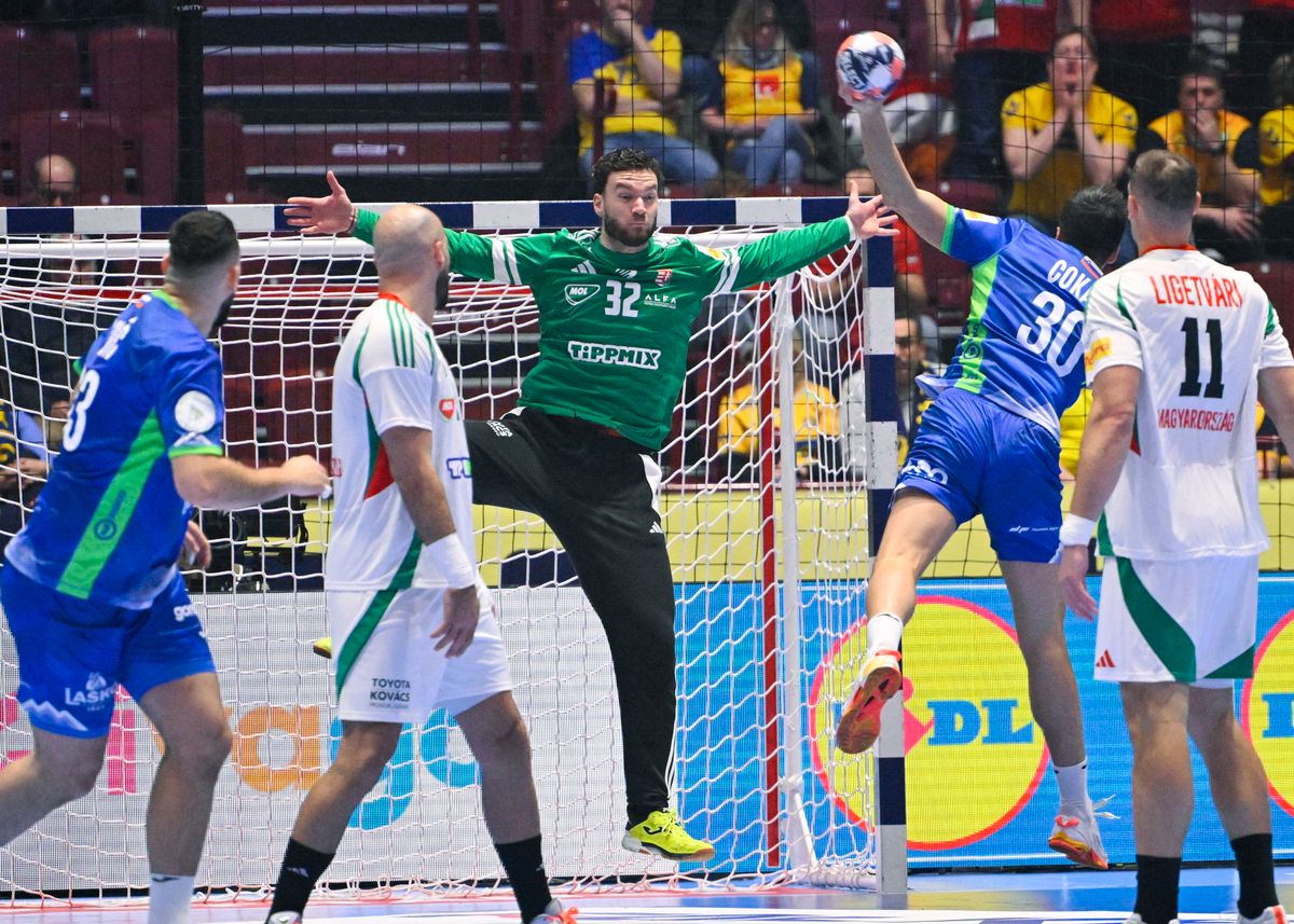Palasics Kristóf próbál hárítani a kézilabda Eb-n a Magyarosrszág–Szlovénia összecsapáson